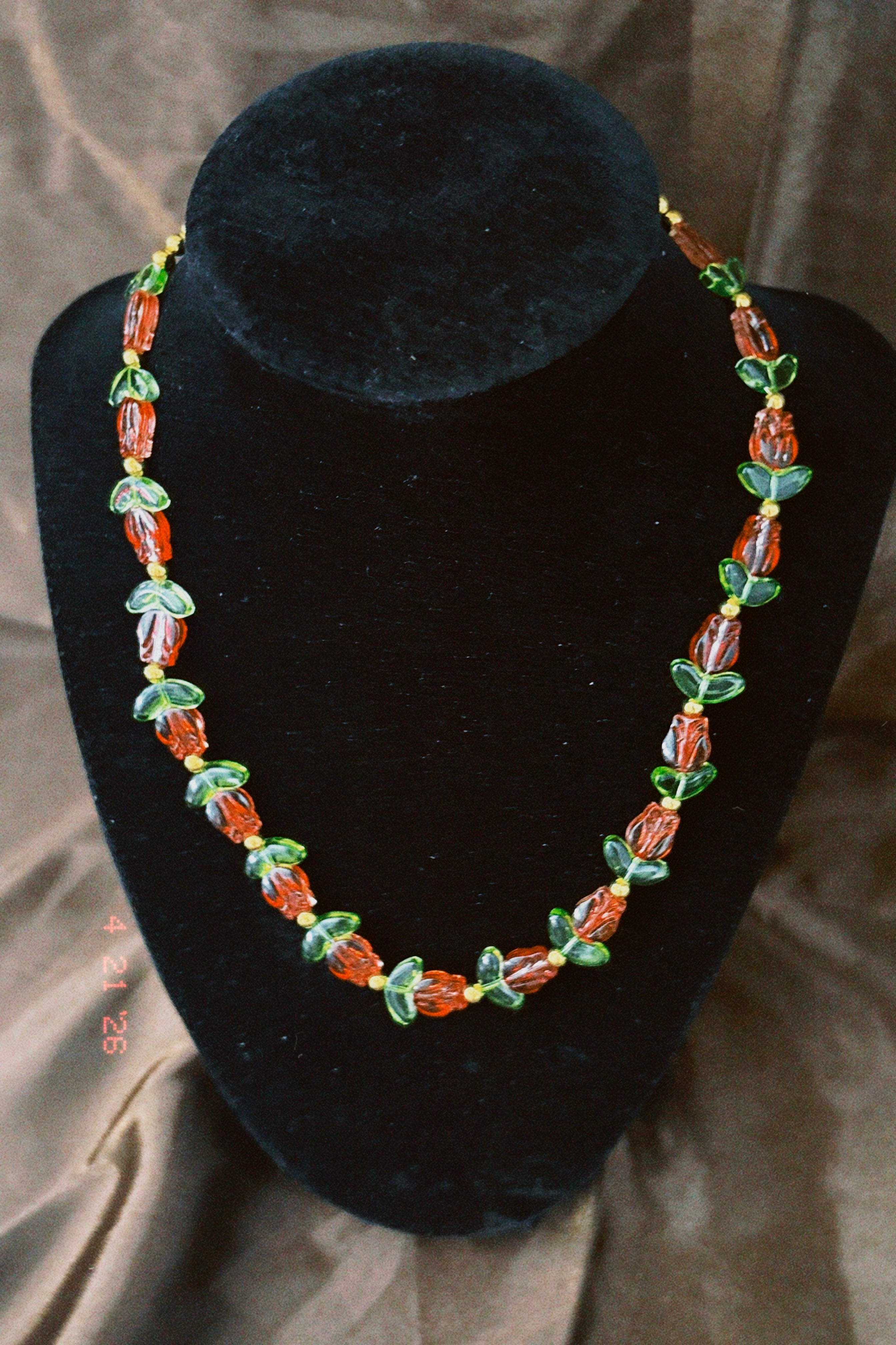 The necklace between 2 thorns